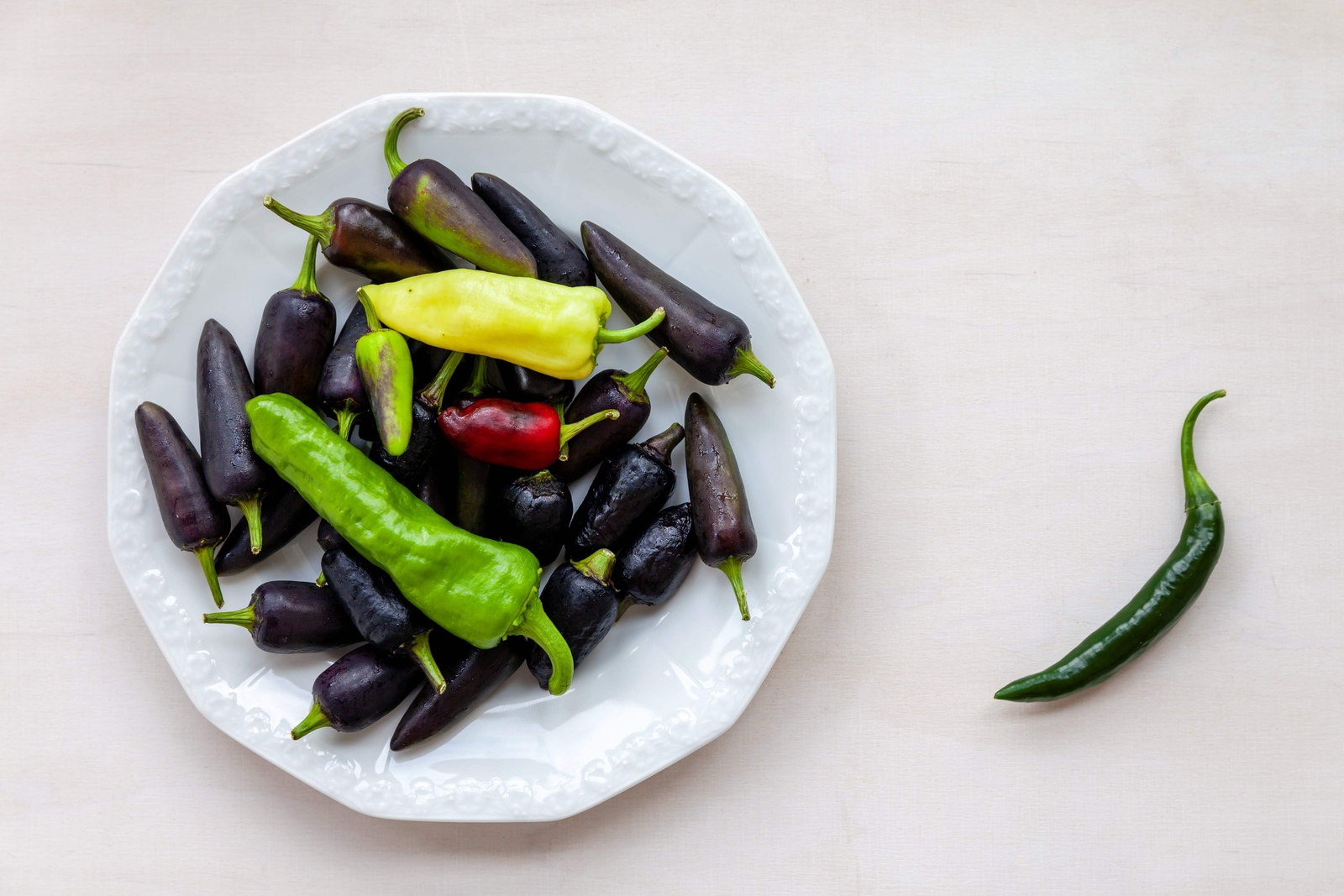 40 Organic PURPLE JALAPENO PEPPER Capsicum Annuum Hot Chili Vegetable Seeds
