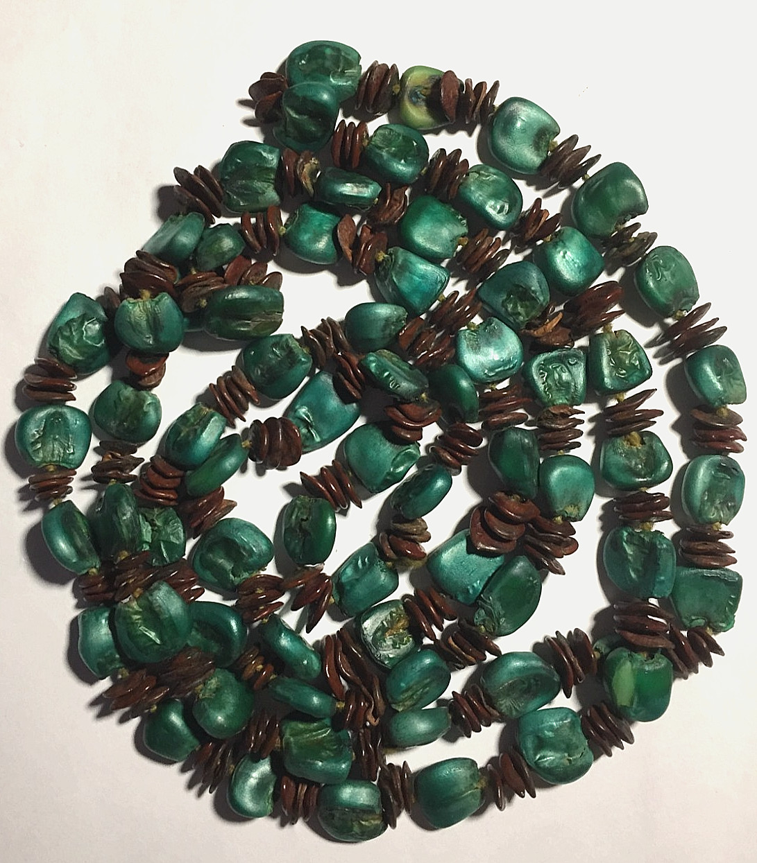 Vintage !960’s Turquoise/Brown Seeds 26,5″ Long Necklace