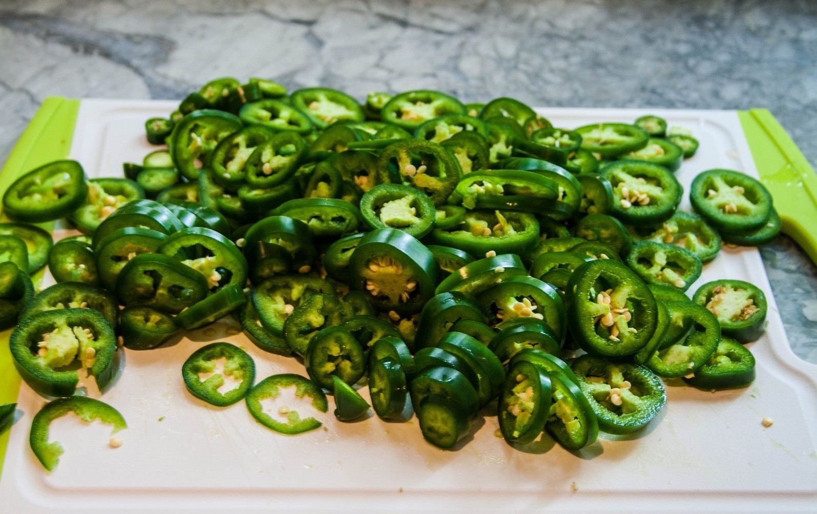 JALAPENO PEPPER * BULK 300 SEEDS * POPPERS * STUFFED* SALSA* HEAVY YIELDING *